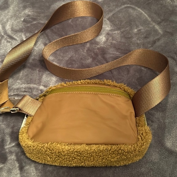 Lululemon Everywhere Belt Bag 1L Sherpa Fleece in Burnt Caramel - Picture 7 of 7